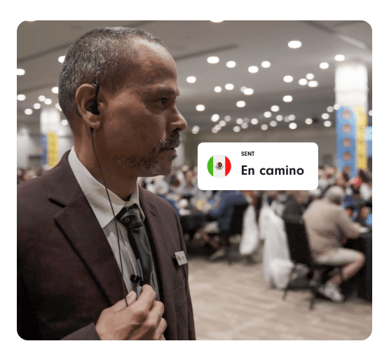 A casino security officer walks through the gaming floor with an earpiece, responding to a message overlay that says “En camino.”