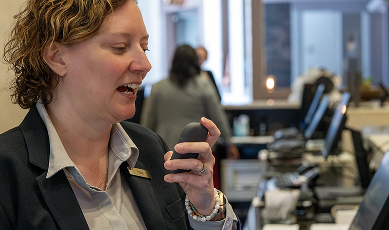 A front desk hotel associate sending a voice message using RelayM.