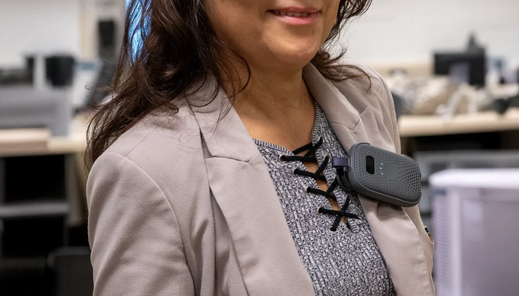 A hotel staff manager receiving a message in English and it being translated to Spanish.